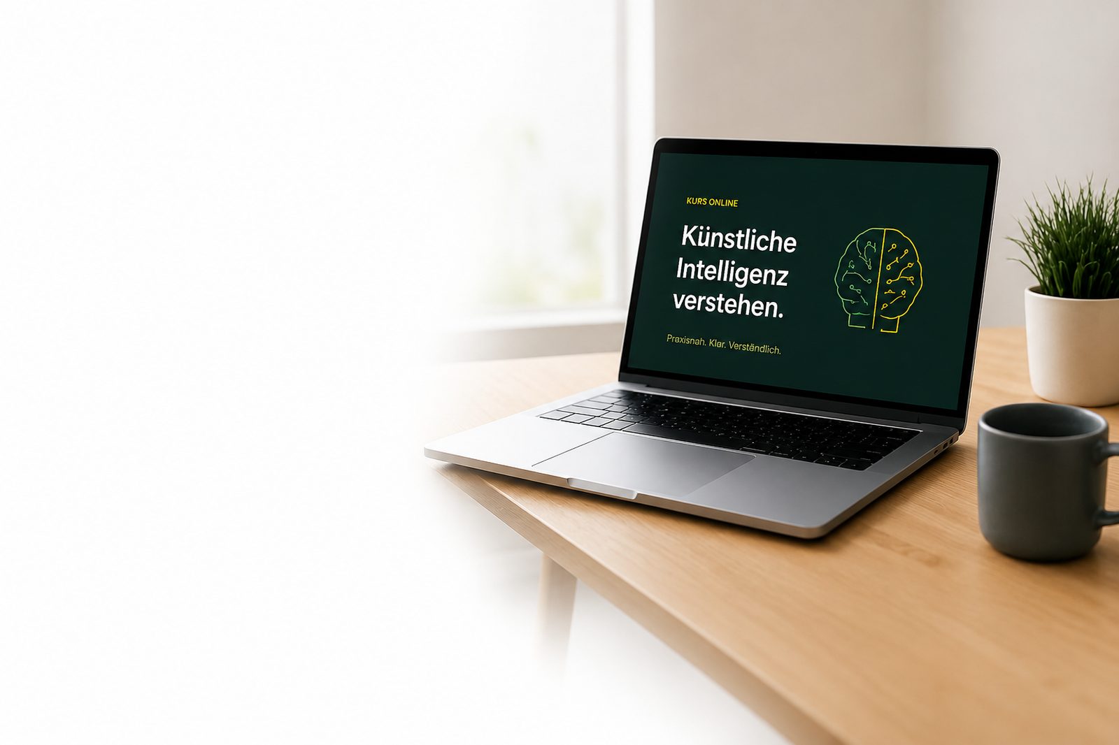 Heller Schreibtisch mit Laptop, auf dem ein KI-Kurs geöffnet ist, daneben Pflanze und Tasse